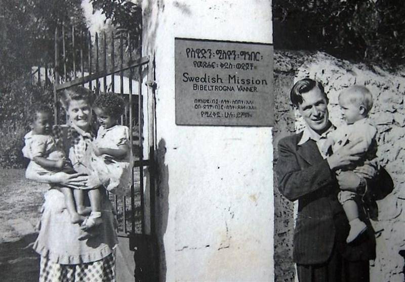 Etiopien 1948: Missionär Ester Johansson med två tidiga lekkamrater och min far Martin Hjort med undertecknad framför BV:s missionsstation (numera EELC:s huvudkontor) i Addis Abeba.
