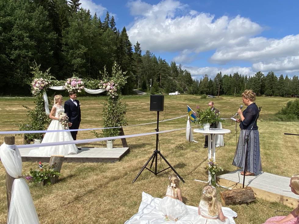 Debora Lundin och Thomas Gunneng gifte sig på gränsen mellan Norge och Sverige. Ceremonin var coronaanpassad.