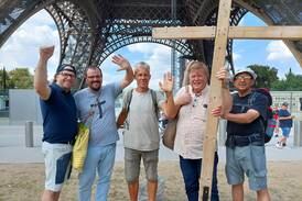 Svenskar framme i Paris - har vandrat med kors från Ystad