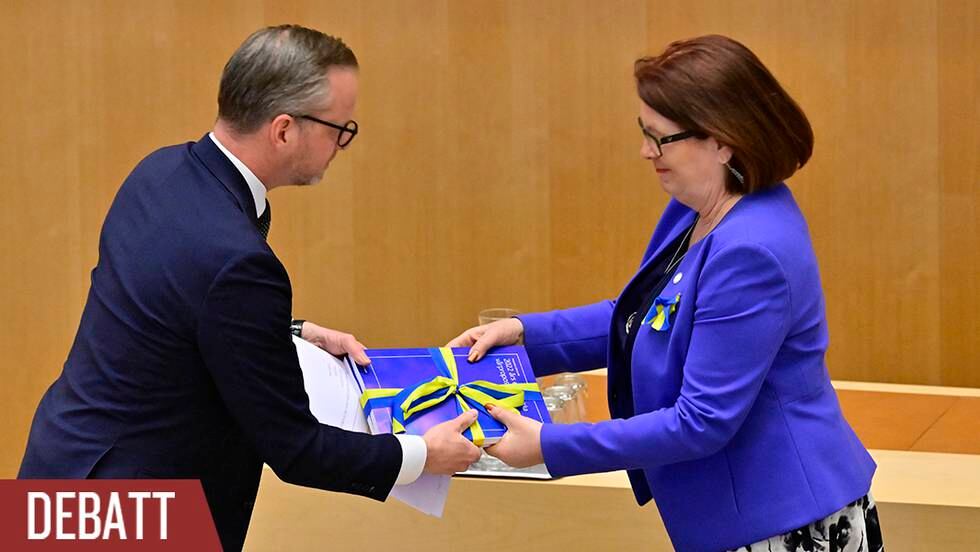 Finansminister Mikael Damberg (S) överlämnar budgetdokumenten till vice talman Lotta Johnsson Fornarve (V).