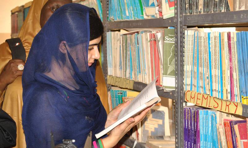Den pakistanska aktivisten och nobelpristagaren Malala passade på att besöka ett bibliotek vid sitt besök i en skola i Maiduguri i Nigeria.