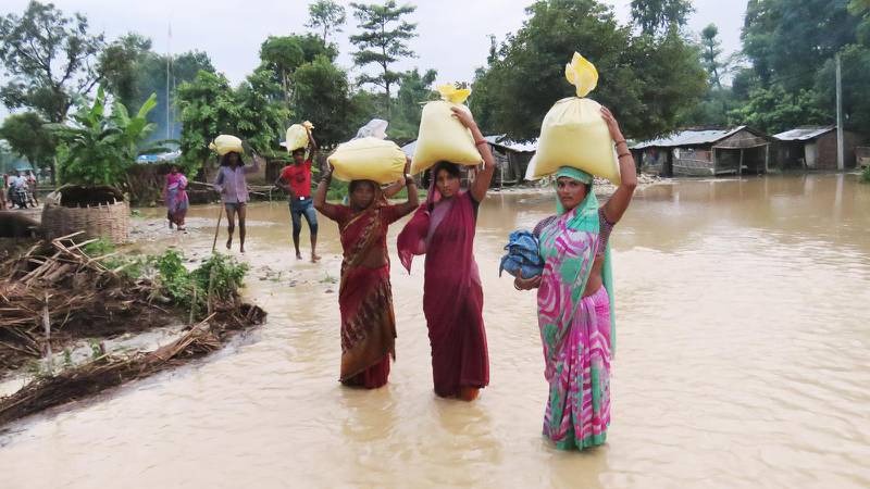 Människor i det låglänta området Tarai i Nepal får bistånd från den kristna organisationen UMN. Området har drabbats oerhört hårt av översvämningarna.