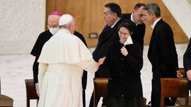 Vatikanen försvarar reform för kvinnor i centrala roller
