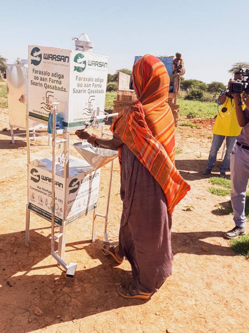 EFS samarbetspartner Warsan i Somalia delar ut medicinska förnödenheter och läkemedel samt tvål och vattentankar för att främja handtvätt.