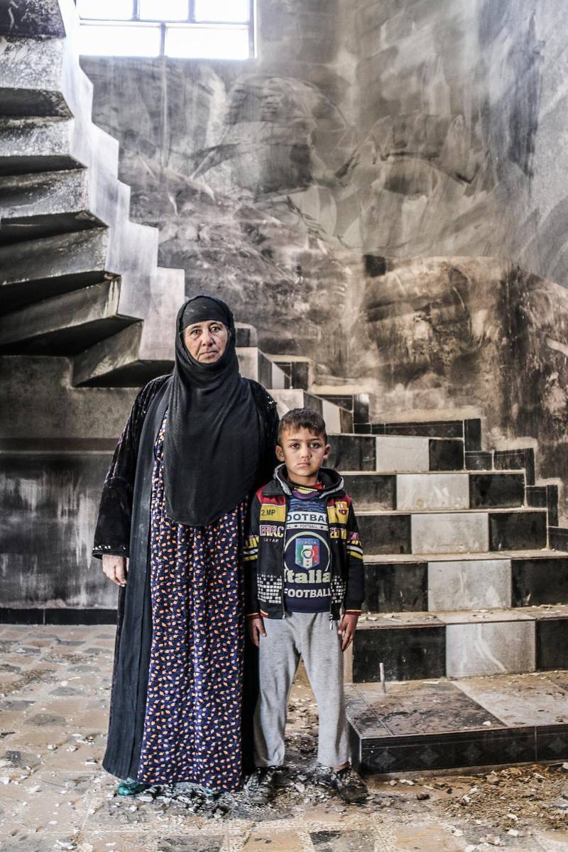 Stenhuset plundrades av IS-terroristerna och brändes inomhus. Nu bor Bahja Fadhil Muhammed och barnbarnen i grannhuset i stället.