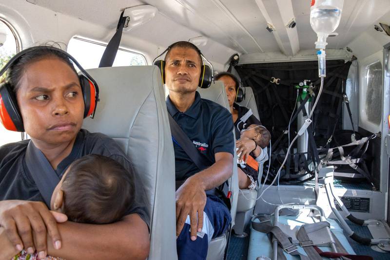 Två mammor på Papa Nya Guinea med sjuka barn som snabbt behöver få komma till närmsta sjukhus för vård.