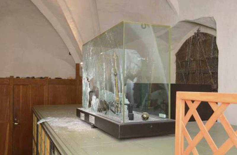 Utställningsrummet med den krossade glasmontern där regalierna visades för allmänheten.