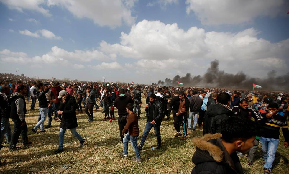 Palestinska demonstranter samlas vid israeliska gränsen i Gaza, fredag den 30 mars 2018.
