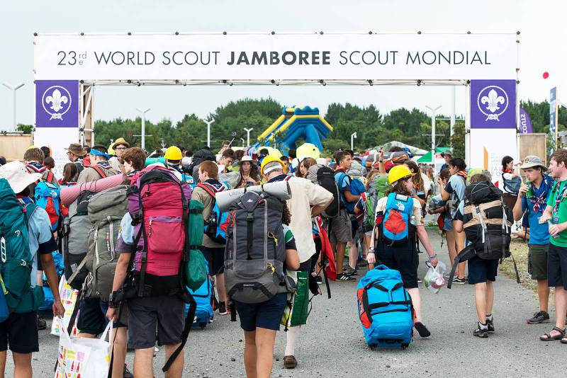 Tiotusentals scouter anländer till jamboreen, vilket ställer stora krav på organisation och logistik.