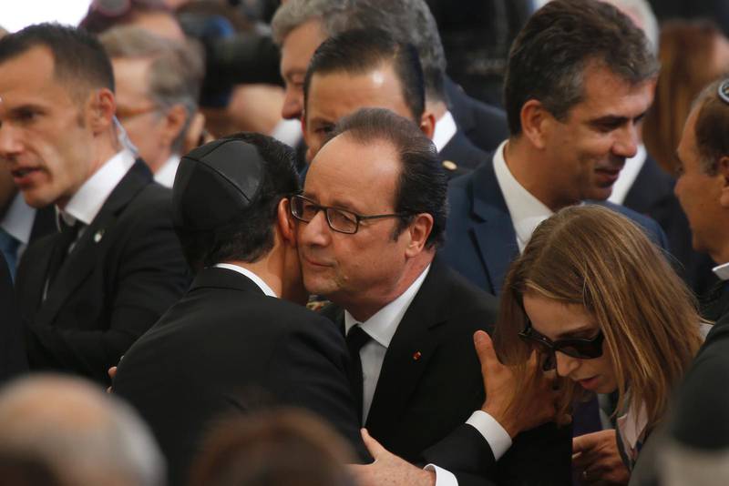 FRANSK NÄRVARO. Frankrikes president Francoise Hollande var en av många världsledare som slöt upp vid Shimon Peres begravning. 