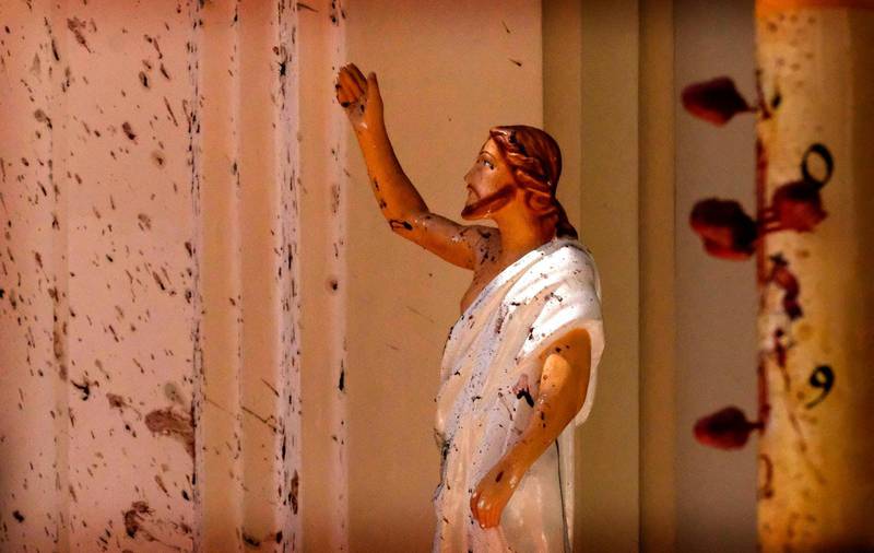 Blodstänk på Kristusstatyn efter bombdådet i St. Sebastian Church.