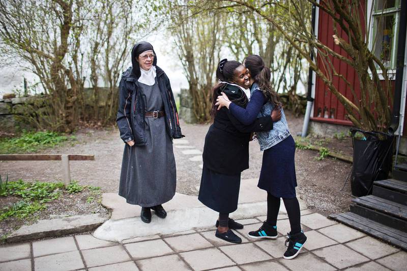 När 25-åriga Rose kommer fram till Alsike kloster omfamnas gästen genast av de väntande 