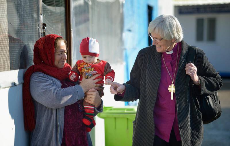 Ärkebiskop Antje Jackelén hälsade bland annat på Azra Said med lilla Jaynar i famnen i ett kristet flyktingläger i norra Irak. 