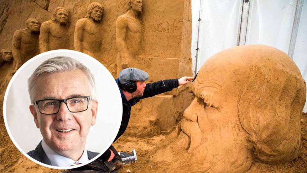 Ferenc Monostori arbetar på en sandskulptur av Charles Darwin, skaparen av evolutionsteorin.