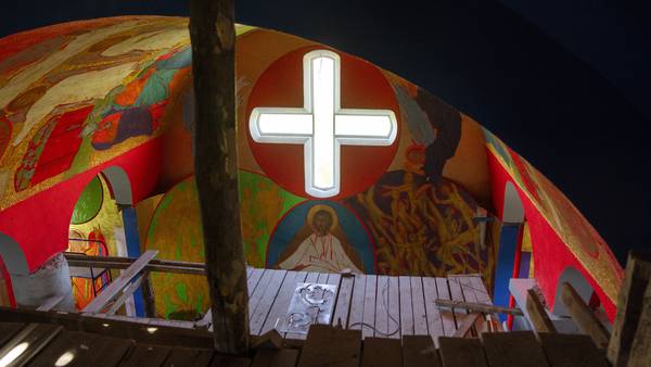 Ukrainsk kyrka skadades i kriget - målades av konstnär