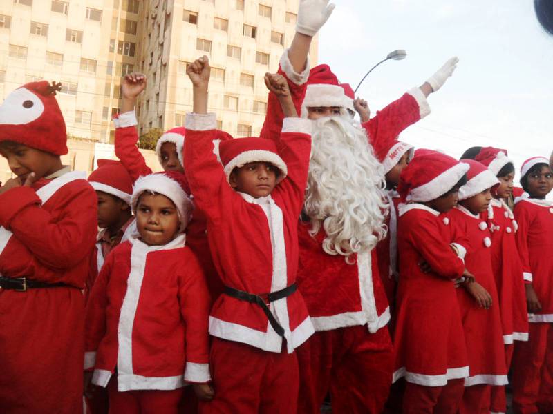 Invånarna i Pakistans största stad Karachi trodde knappt sina ögon när 800 tomtar förra året började dela ut paket och berätta om julens huvudperson Jesus.