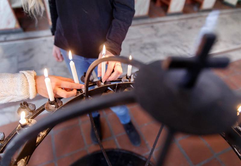 Trenden att tända ljus i kyrkan breder ut sig – andaktsljus är en storsäljare.