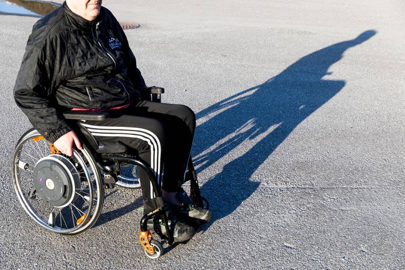 Mannen, som är rullstolsburen, kördes ut ur Bergshammars kyrka när han snarkade. Mannen på bilden har ingenting med artikeln att göra.