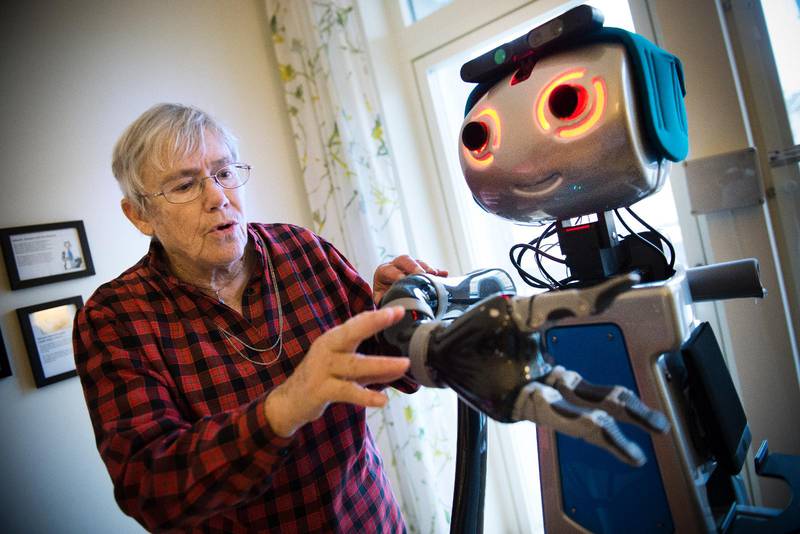 Inge-Gerd Lindsten i Örebro är en av 20 pensionärer som på prov får hjälp av en autonom robot för att hämta mediciner, ringa en vän, beställa mat eller hämta tvätten i tvättstugan. Roboten tar egna beslut och agerar självständigt.