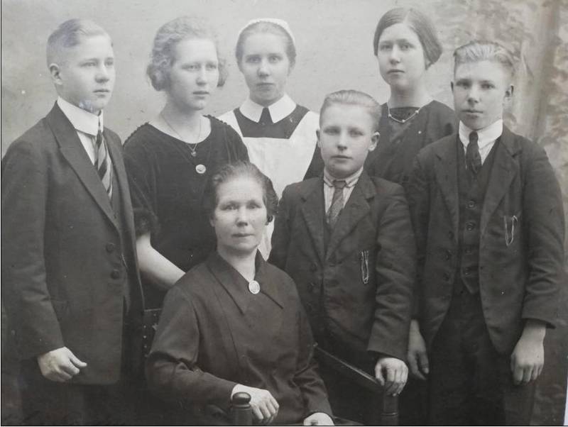 Bakre raden:  Kalle, Daga, Ebba och Gunnel. Främre raden: Ida och Ossian samt hans biologiske bror Valdemar.