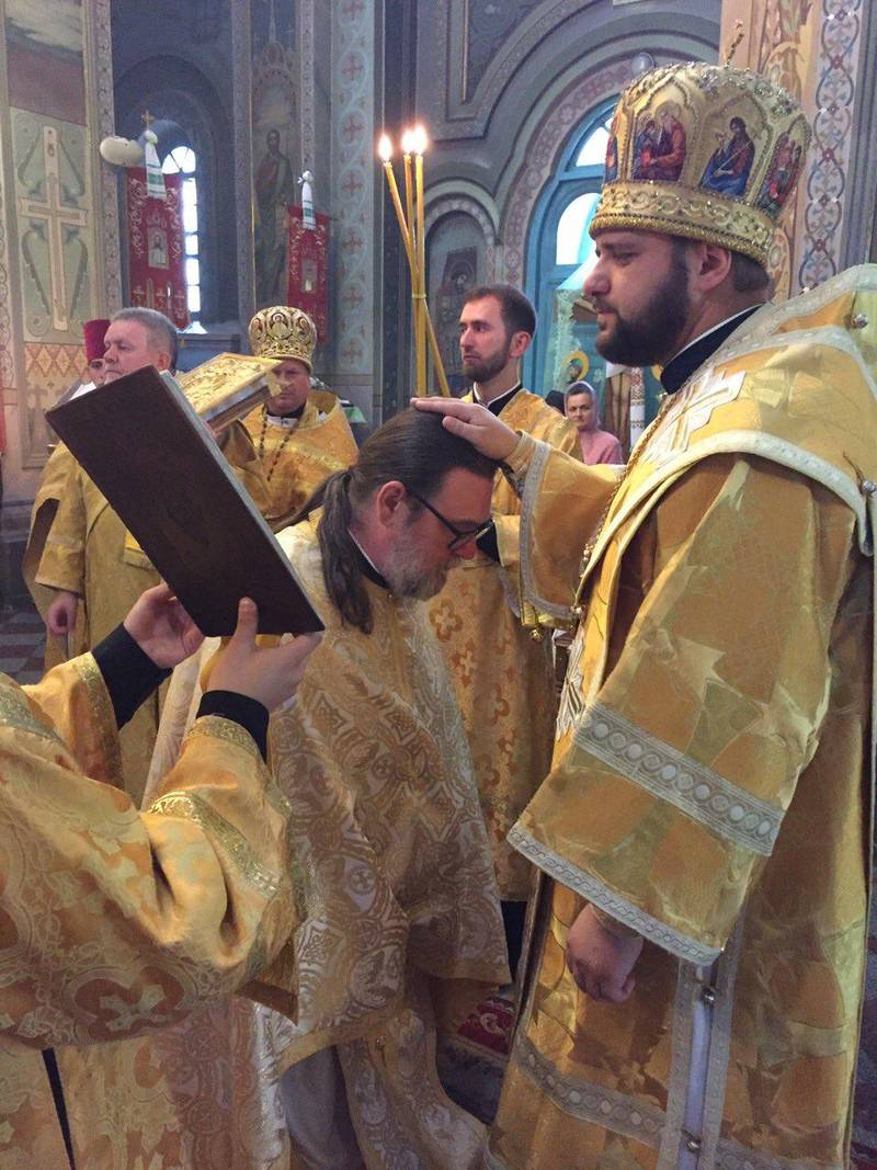 Nordens ortodoxa apostoliska kyrka får inte bli medlem i Sveriges kristna råd. Fader Matteus Maria Furemalm, i mitten på bilden, är inte nöjd med SKR:s beslut.