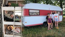 Familjen Ahlvin campar med sina barn i specialinredd husvagn