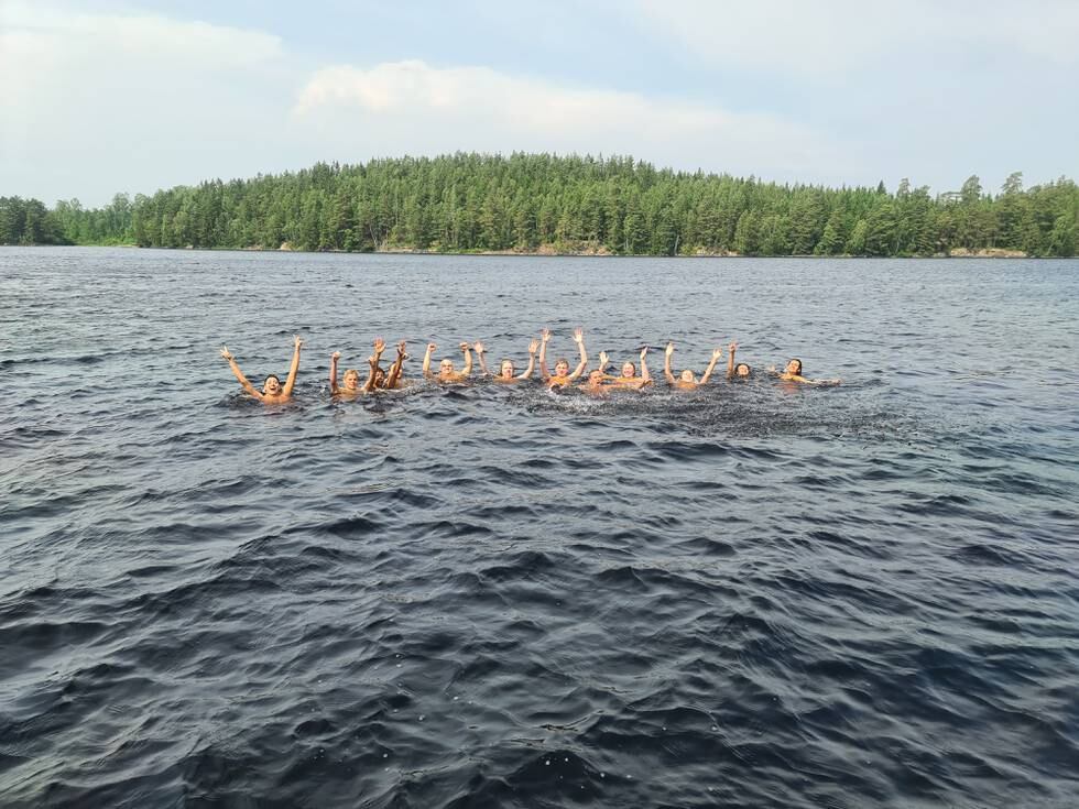 Ungdomar från Pingstkyrkan Borås svalkar sig i sjön som ligger intill församlingens lägergård Sjöbonäs söder om Borås.