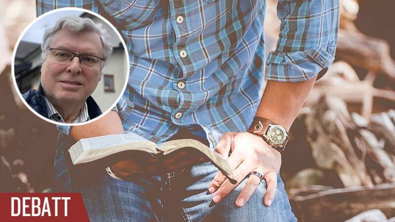 En man ber på knä med uppslagen bibel.