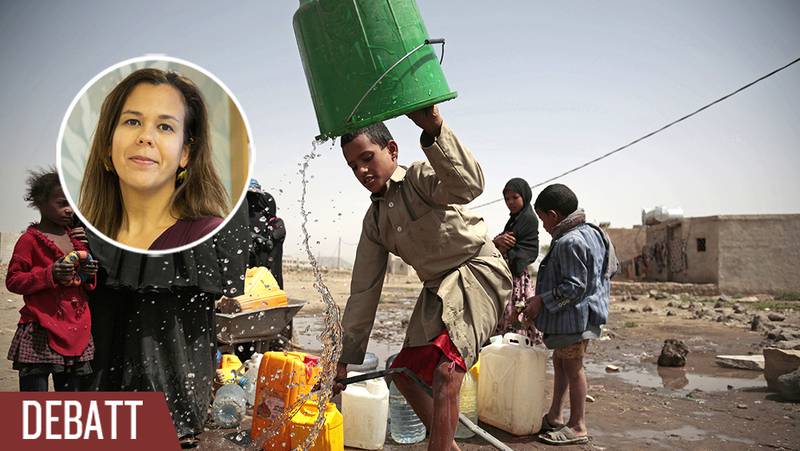 En pojke i Jemen sköljer sitt ämbar innan han hämtar vatten från källan.