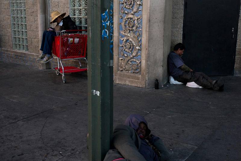 Den amerikanska drömmen håller på att förvandlas till en mardröm för USA:s fattiga, säger FN-rapportören Philip Alston. Här tre hemlösa i Skid Row area i Los Angeles.