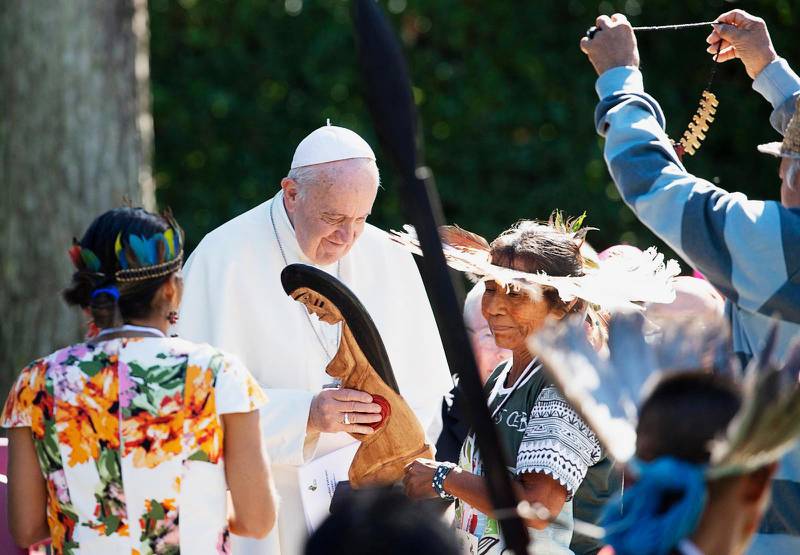 När påve Franciskus mötte Amazonas urbefolkningar under höstens synod i Rom välsignade han figurer föreställande Pachamama. Detta har kritiserats från konservativt håll.