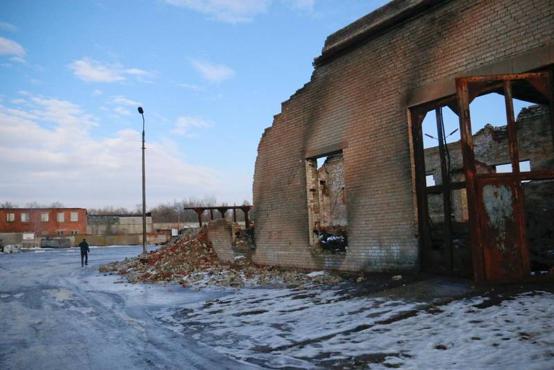 RUINER. I ukrainska Slovjansk bombades möbelfabriken som ägdes av pingstpastorn Alexander Pavenkos. Under samma period mördades hans två söner efter en gudstjänst.