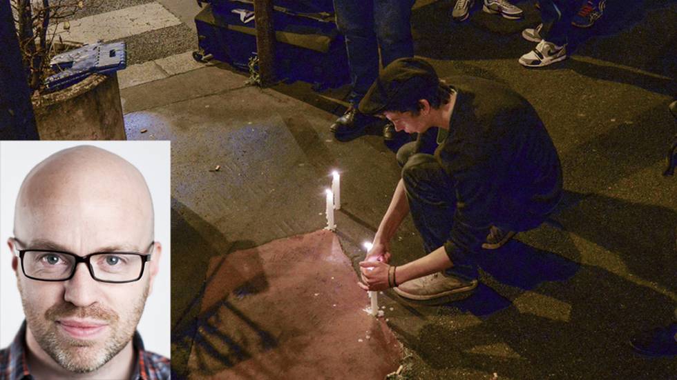 En man tänder ett ljus utanför den kosherbutik i Paris där ett gisslandrama utspelade sig i samband med attentatet mot den franska satirtidningen Charlie Hebdo.