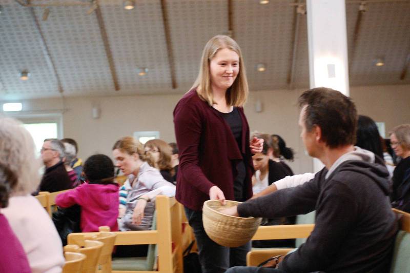 Ebba Karlsson är kyrkvärd i Lötenkyrkan, och samlar med van hand in dagens kollekt.