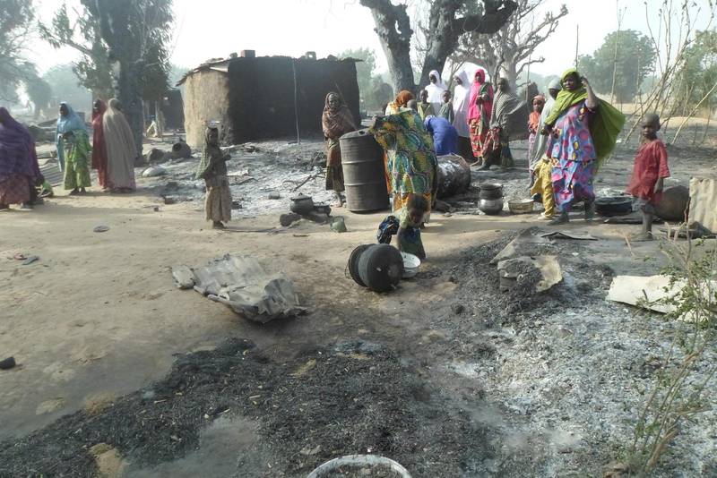 Utsatta. Kvinnor och barn vid nedbrända hus efter en attack av Boko Haram i byn Dalori i januari.