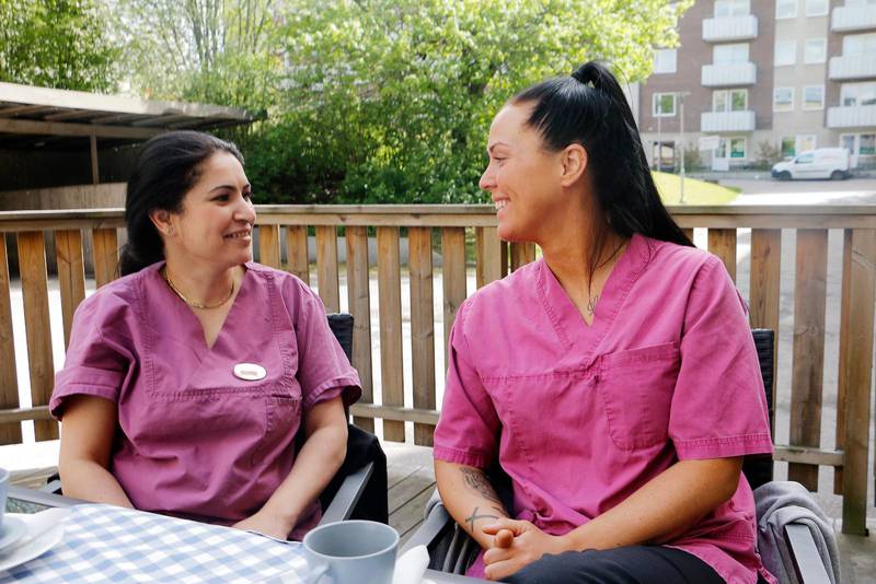 Cherin Mehho och Lisa Gustafsson arbetar som undersköterskor på Ebbagården i Uppsala.