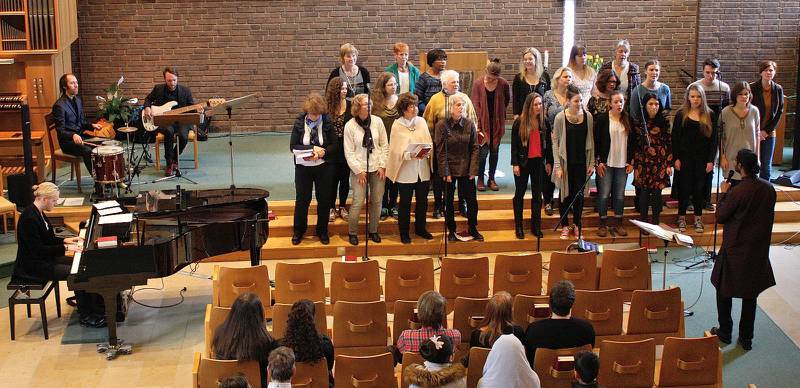 Det blev en levande gudstjänst i Jakobsbergskyrkan med mycket välsjungen gospel där ett gäng sångare som arbetat tillsammans i ett projekt nu hade avslutning.