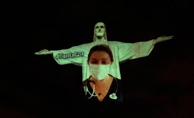Kristusstatyn i Rio lystes upp och "ikläddes" en doktorsrock. Ordet "tack" syntes också på några olika språk, däribland portugiska. Allt detta för att hylla det arbete som sjukhuspersonal gör runt om i världen för att rädda de tusentals som blivit sjuka av coronaviruset.