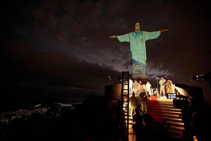En mässa firades på påskdagen vid Kristusstatyns fot i Rio de Janeiro. Statyn som är totalt 38 meter hög är en symbol för kristendom i hela världen.
