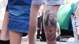 Kyrka erbjöd drop-in-tatueringar vid altaret