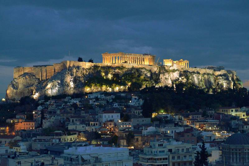 På topp. Atens symbol är Akropolis som lyser över staden med sina antika tempel
