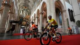 Proffscyklister stannade i kyrka – mitt under tävling