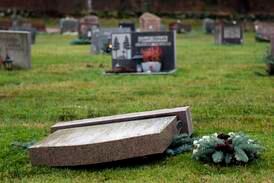Moderaterna vill porta vandaler från kyrkogårdar