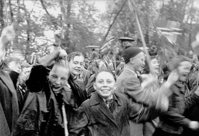Barntåget i Oslo under festyran på 17 maj 1945, drygt en vecka efter att Norge befriats från Nazitysklands ockupation (bilden t v).