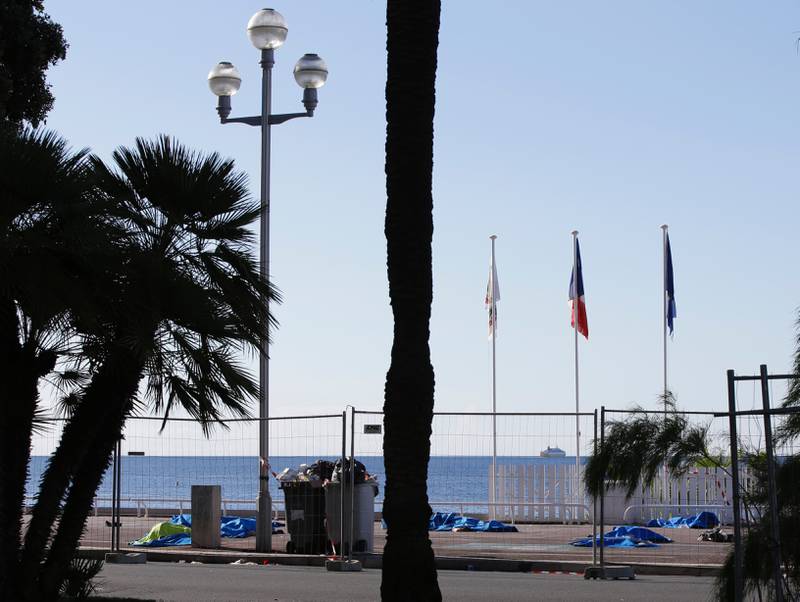 Övertäckta kroppar på strandpromenaden i Nice.