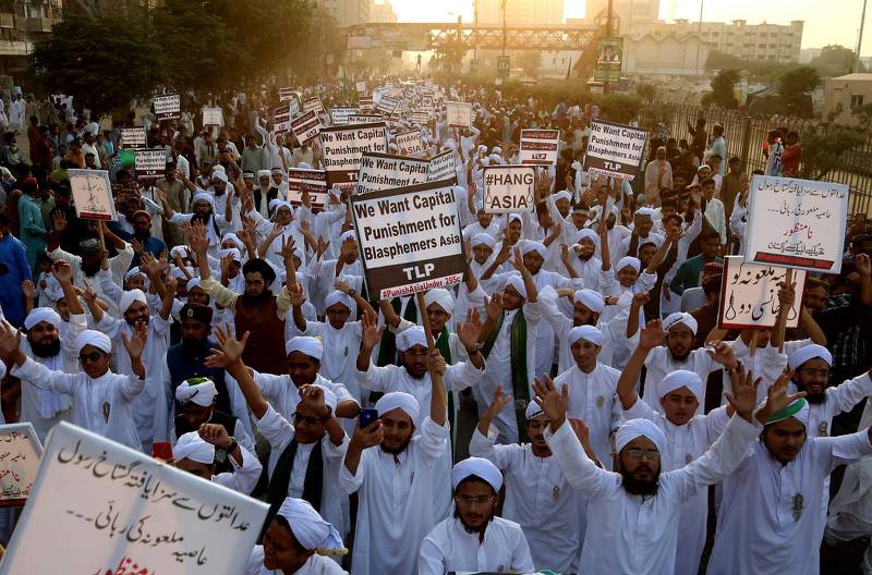 Muslimska studenter i Pakistan i en demonstration med krav på att Asia Bibi skulle avrättas, i november 2018. Liknande demonstrationer har också hållits mot Faraz Pervaiz.