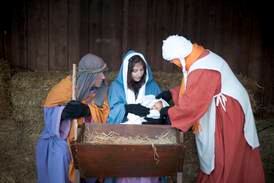 Levande julkrubba med Jesus-docka lockar folk