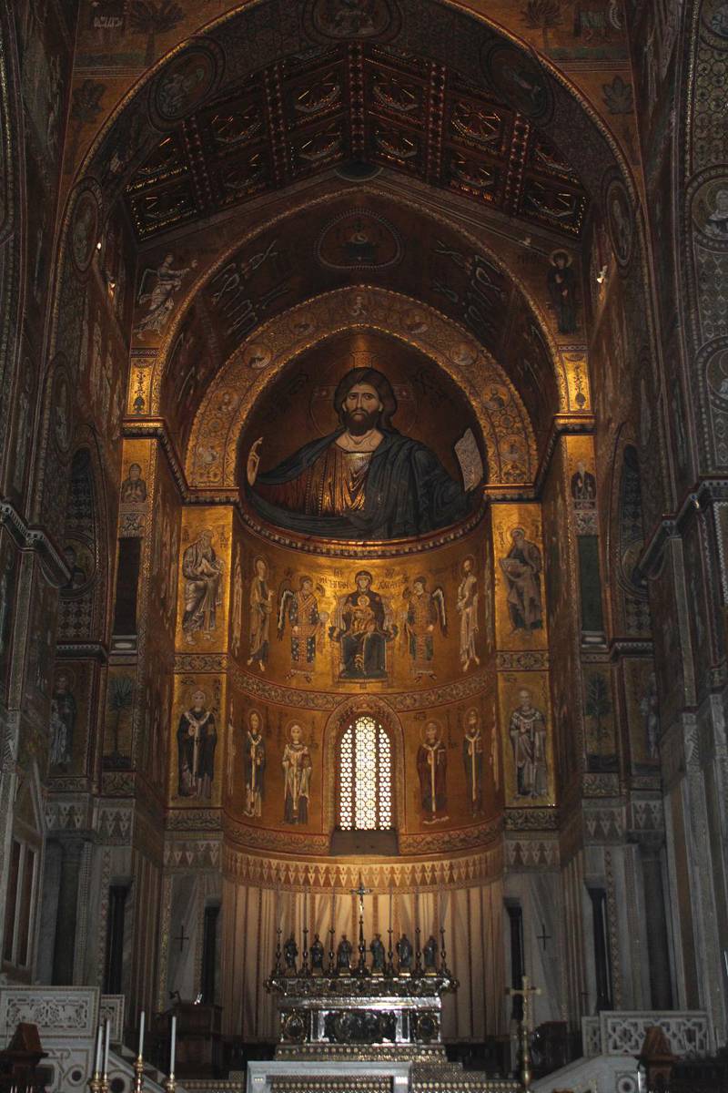 Uppe i bergen sydväst om Palermo ligger staden Monreale. Dess katedral är berömd för sina bysantiska mosaiker.