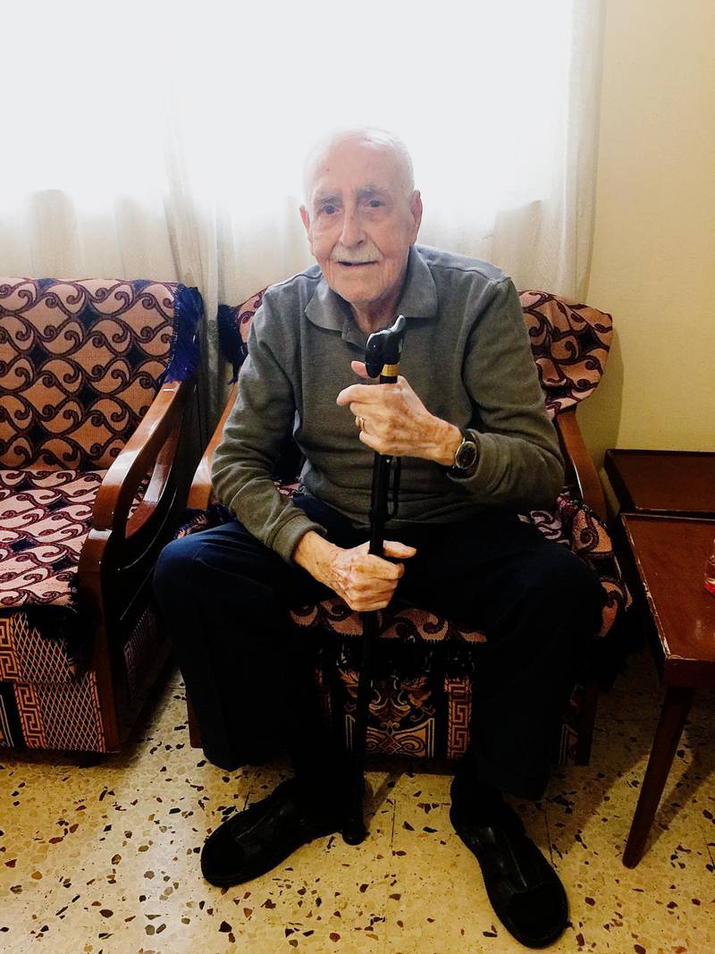 Snart 100-åriga Sabri Masoud överlevde folkmordet 1915–1923 och förkroppsligar på många sätt de kristnas historia i Mellanöstern. Journalisten Nuri Kino har mött honom. De svartvita bilderna visar Sabri som ung samt hans familj.