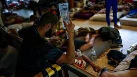 Papperslösa hungerstrejkade på golvet i kyrka